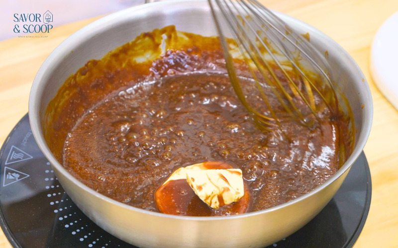 Bơ lạt được thêm vào đúng thời điểm và nấu đến khi tan chảy hoàn toàn