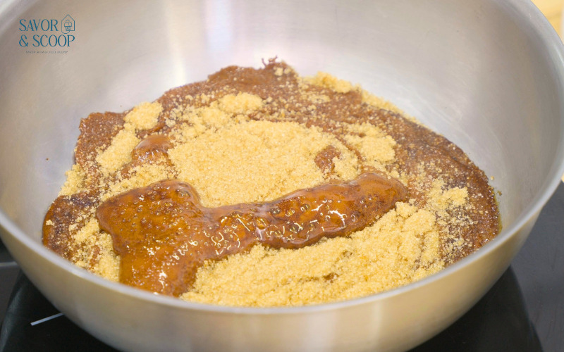 Người nghệ nhân quan sát kỹ “độ chuyển” của đường để bắt đúng thời điểm vàng “hạ lửa”